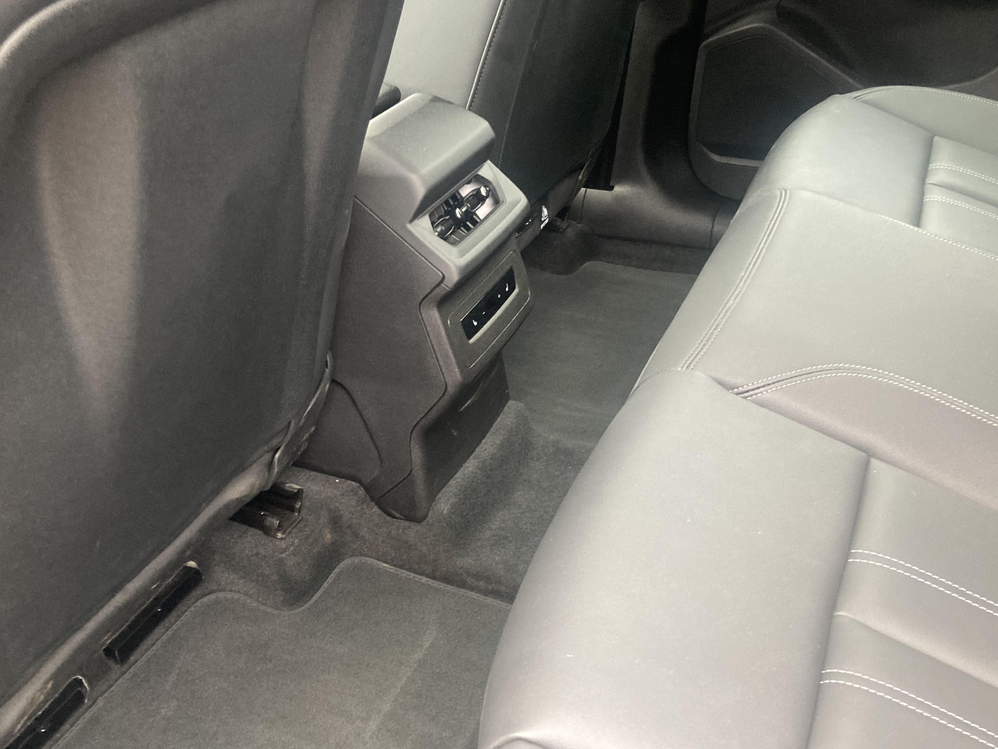 Las plazas traseras son amplias y disfrutan de un piso casi enteramente plano.