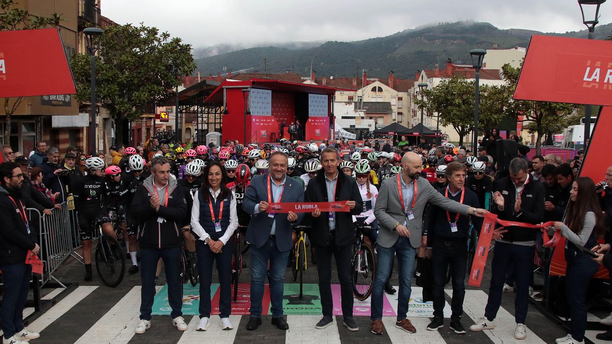 De las siete autoridades en el corte de cinta de la Vuelta Ciclista a España Femenina en La Robla, una sola mujer.