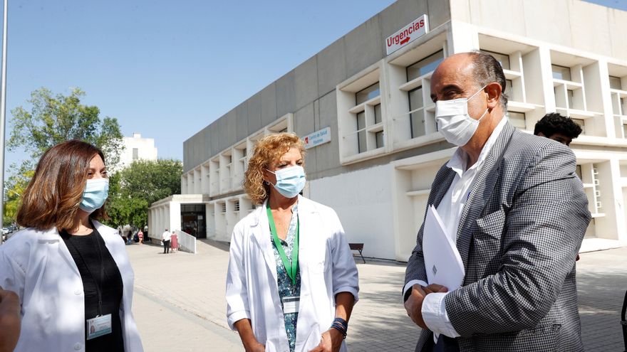 El viceconsejero de Asistencia Sanitaria y Salud Pública de la Comunidad de Madrid, Antonio Zapatero, visita una de las siete unidades covid especializadas de Atención Primaria. EFE/Chema Moya