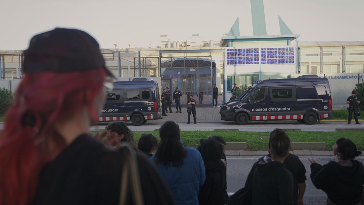 Protesta de un centenar de personas frente al CIE de Barcelona, el pasado abril, pocos días antes de la expulsión masiva de decenas de internos. 