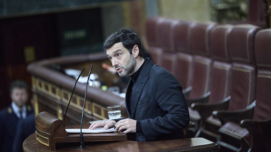 Archivo - El ministro de Derechos Sociales, Consumo y Agenda 2030, Pablo Bustinduy, durante una sesión plenaria, en el Congreso de los Diputados, a 26 de febrero de 2026, en Madrid (España).