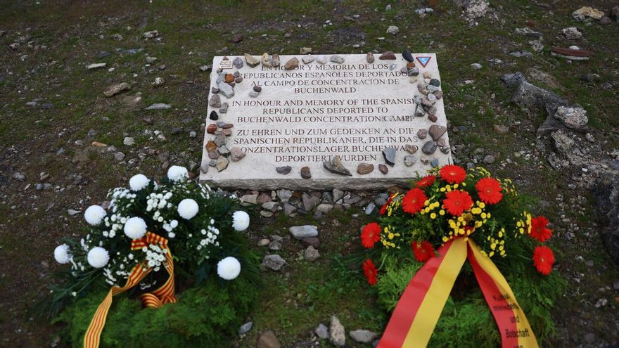 Coronas de flores sobre una lápida en memoria de las víctimas españolas en el antiguo campo de concentración nazi de Buchenwald, cerca de Weimar, Alemania, 6 de abril de 2025.