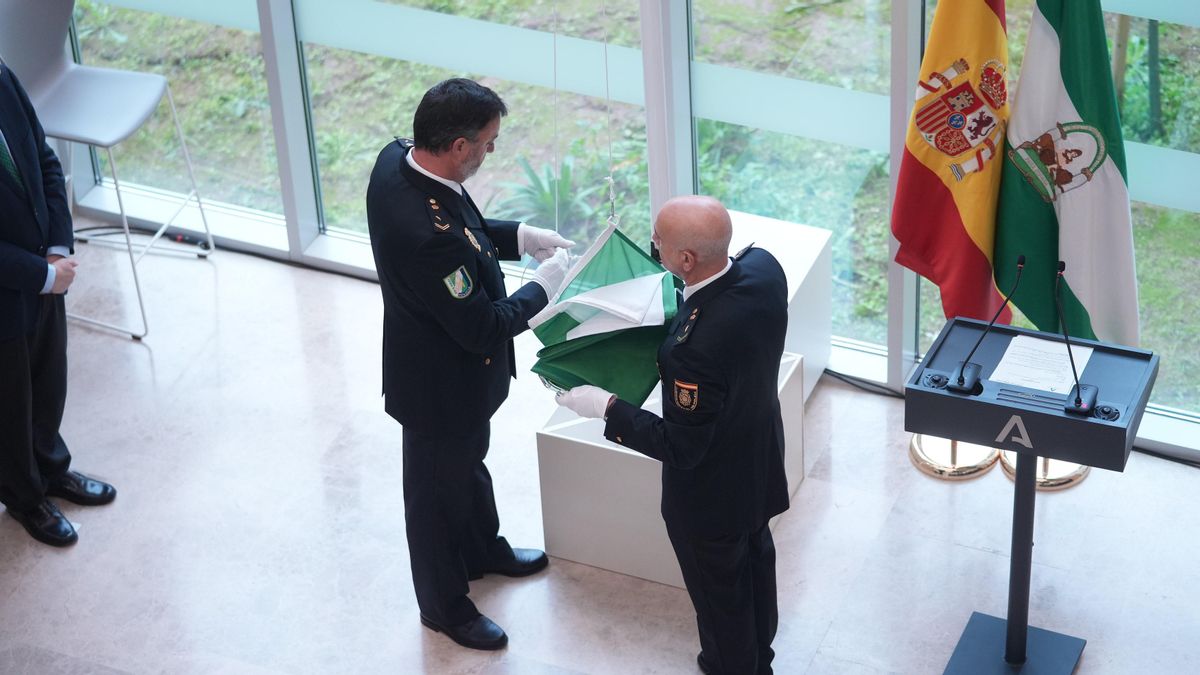 Las imágenes del izado de la bandera de Andalucía por el 4D
