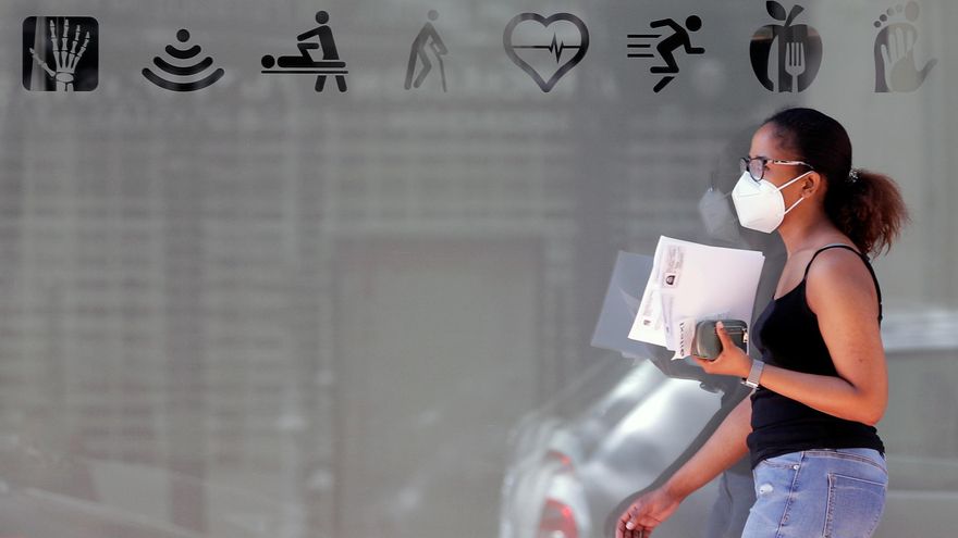 La vacuna contra el coronavirus que desarrolla la universidad de Oxford genera anticuerpos y es "segura"