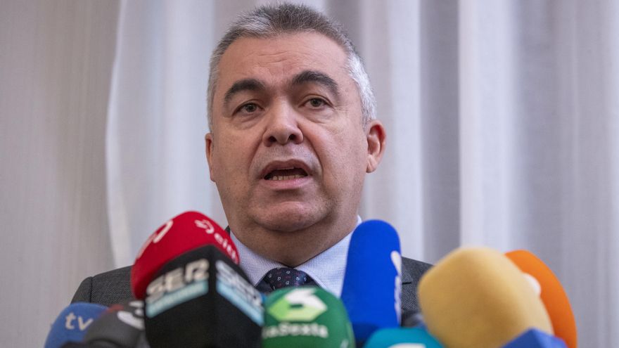 El secretario de Organización del PSOE, Santos Cerdán, comparece en una rueda de prensa para explicar los detalles del acuerdo de investidura con el PSOE, en el Parlamento Europeo, a 9 de noviembre de 2023, en Bruselas (Bélgica).