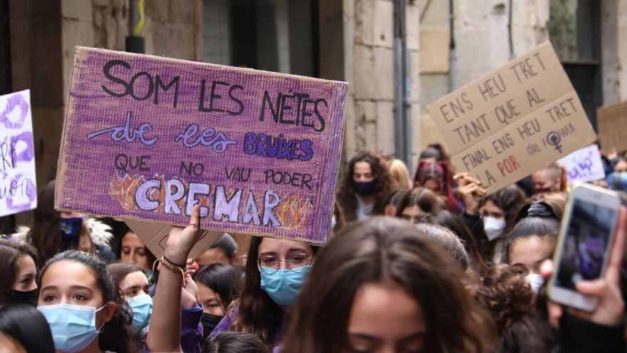 Manifestación estudiantil por el 8M en Girona