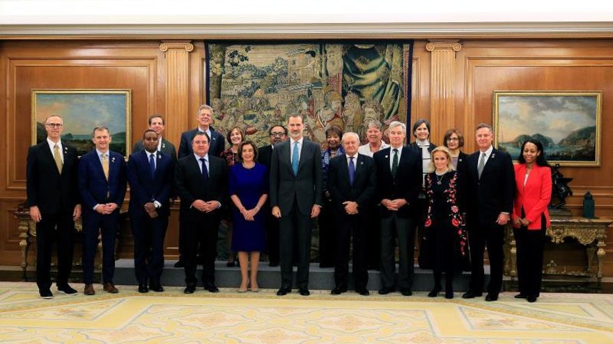 El rey Felipe VI,c., posa junto a la presidenta de la cámara de representantes de EE.UU., Nancy Pelosi, c-iz., y a los miembros de la cámara a quienes recibió este martes en audiencia en el Palacio de La Zarzuela.