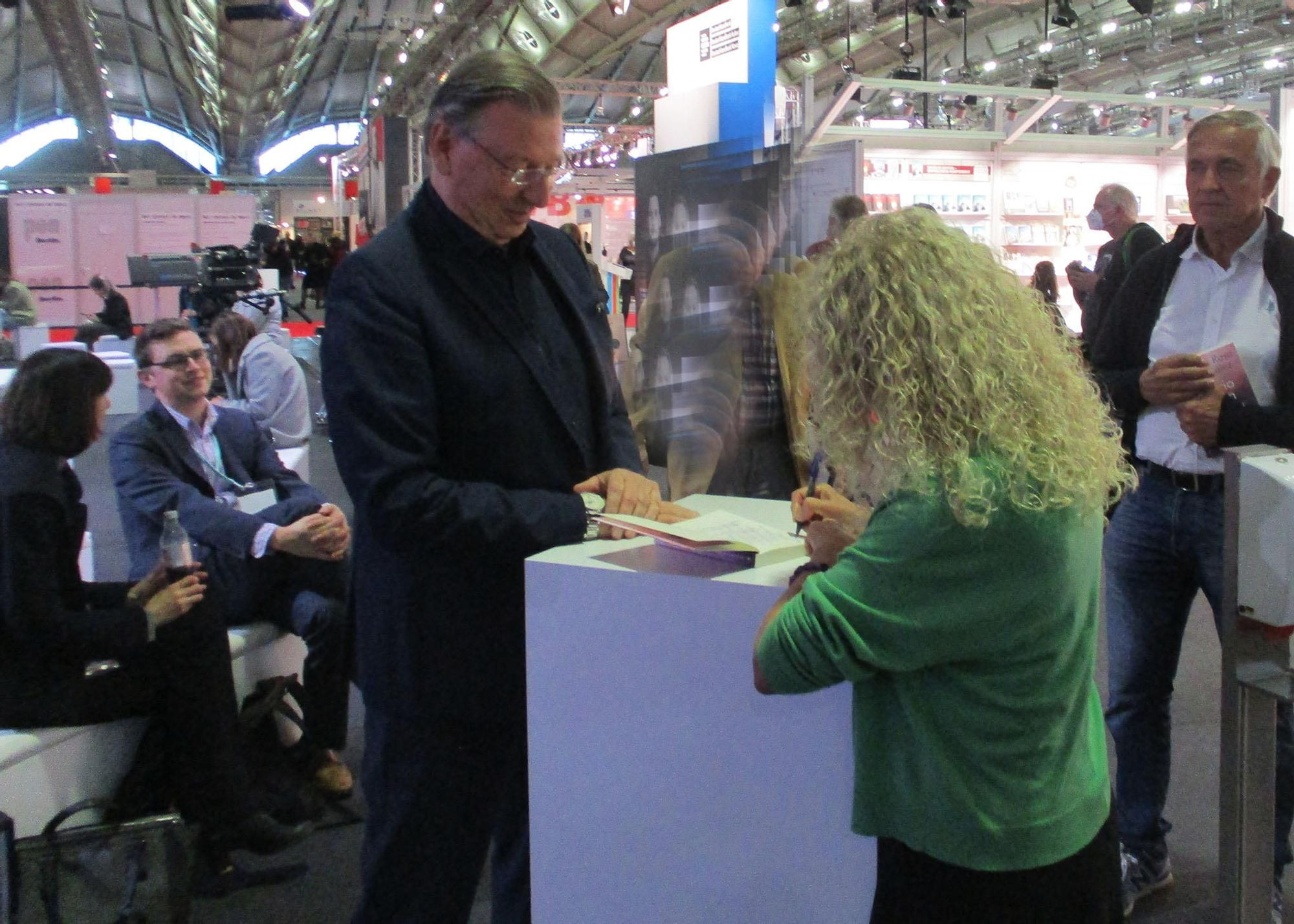 Lucía Rosa González durante la firma de ejemplares de su libro. LA PALMA AHORA