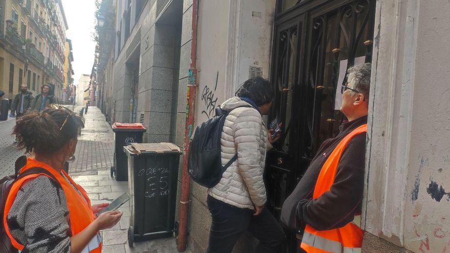 Brigadas Inquilinas en Lavapiés para alertar sobre los fondos buitre: "¡Que no se atrevan a comprar un edificio más!"