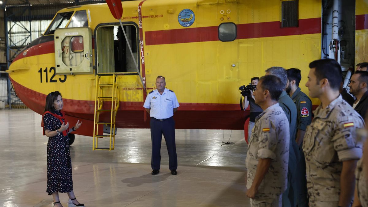 La ministra de Defensa, Margarita Robles, interviene este jueves en la Base Aérea de Torrejón de Ardoz donde ha visitado al Grupo 43 de Fuerzas Aéreas. EFE/Chema Moya