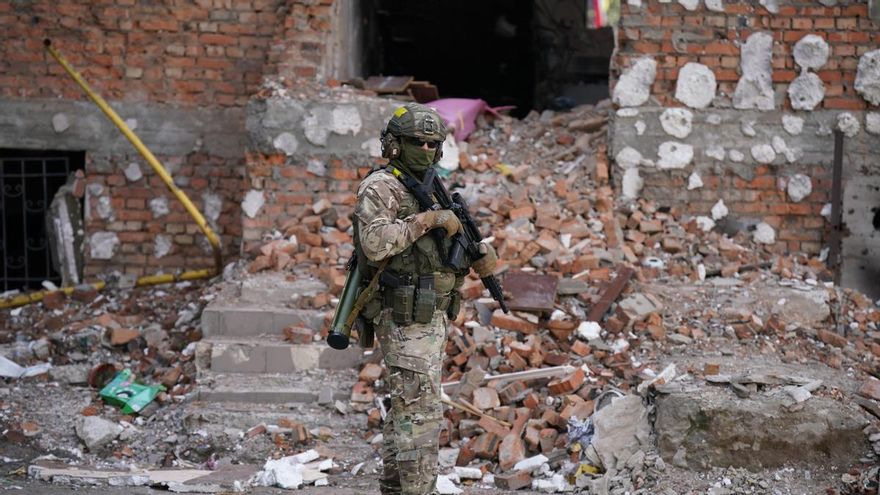 Un soldado ucraniano frente a un edificio derribado en Kiev.