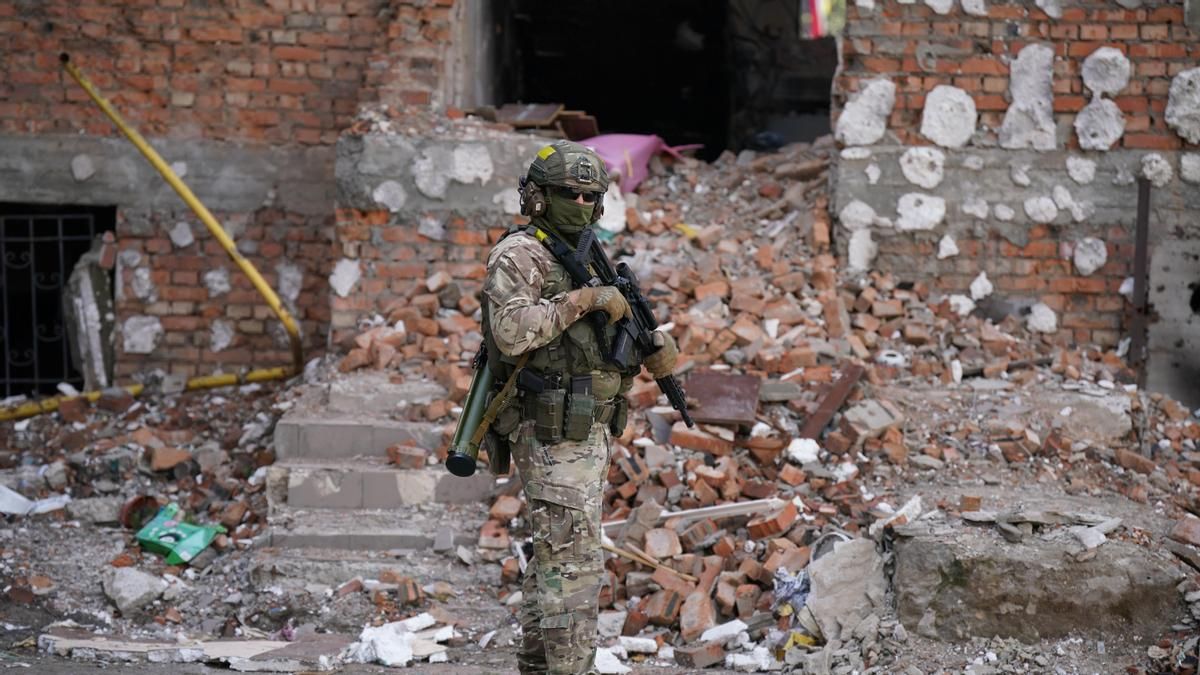 Un soldado ucraniano frente a un edificio derribado en Kiev.