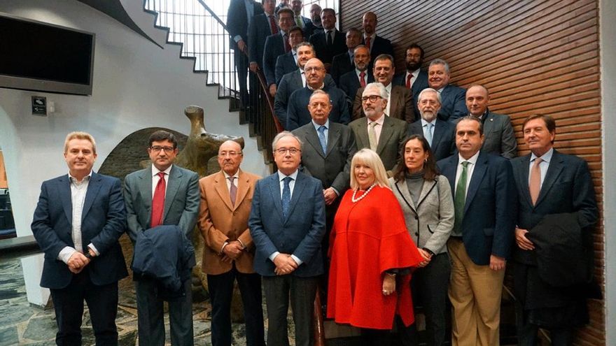 Antonio Díaz, en el centro, con el Pleno de la Cámara de Comercio.