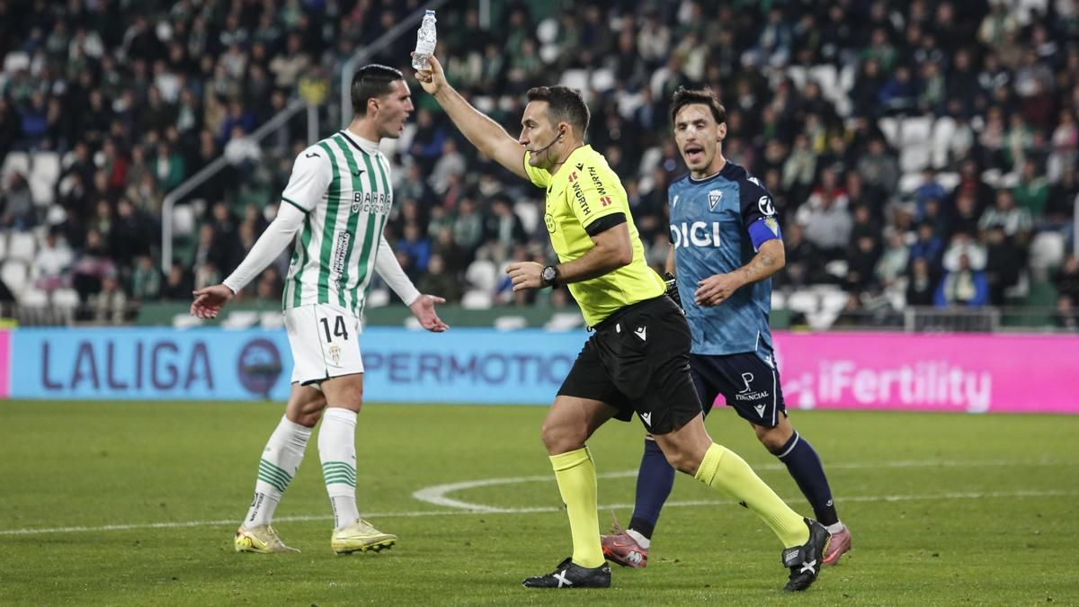 El árbitro del Córdoba CF - Cádiz CF recoge en el acta el lanzamiento de una botella
