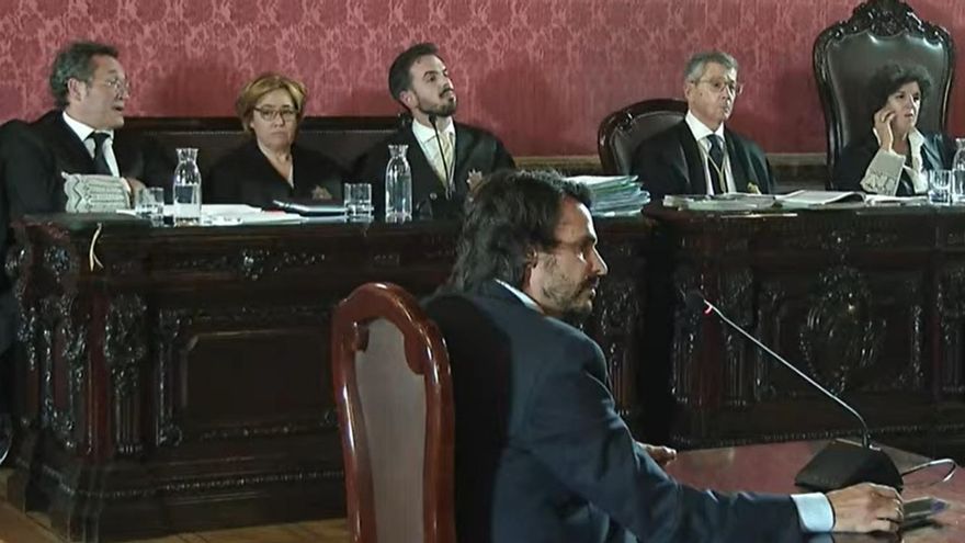 Alberto González Amador con el fiscal general de fondo, a la izquierda