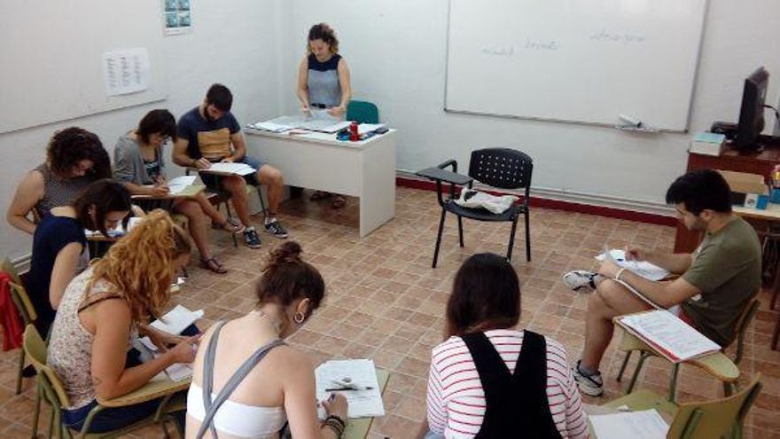 Cobrar hasta un 40% menos por enseñar en un euskaltegi privado en lugar de uno público: "Somos un chollo para las administraciones"