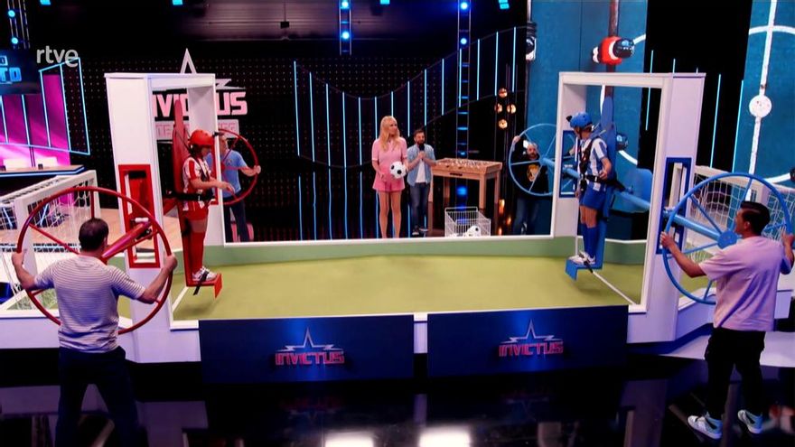'Invictus' se estrenó en La 1 con Pepe Reina de presentador intruso, invitados deportistas y un futbolín humano