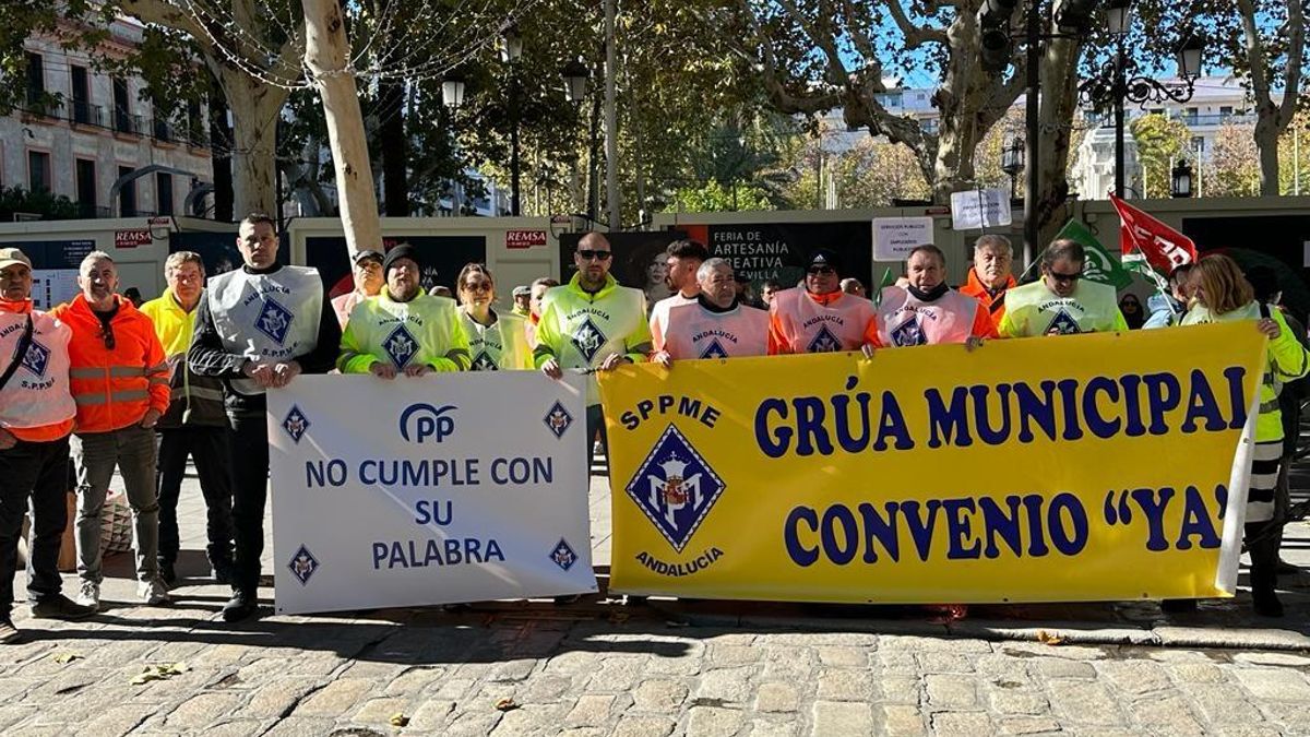 Sevilla.- La plantilla de la grúa municipal protesta ante el Ayuntamiento por el conflicto laboral con la UTE