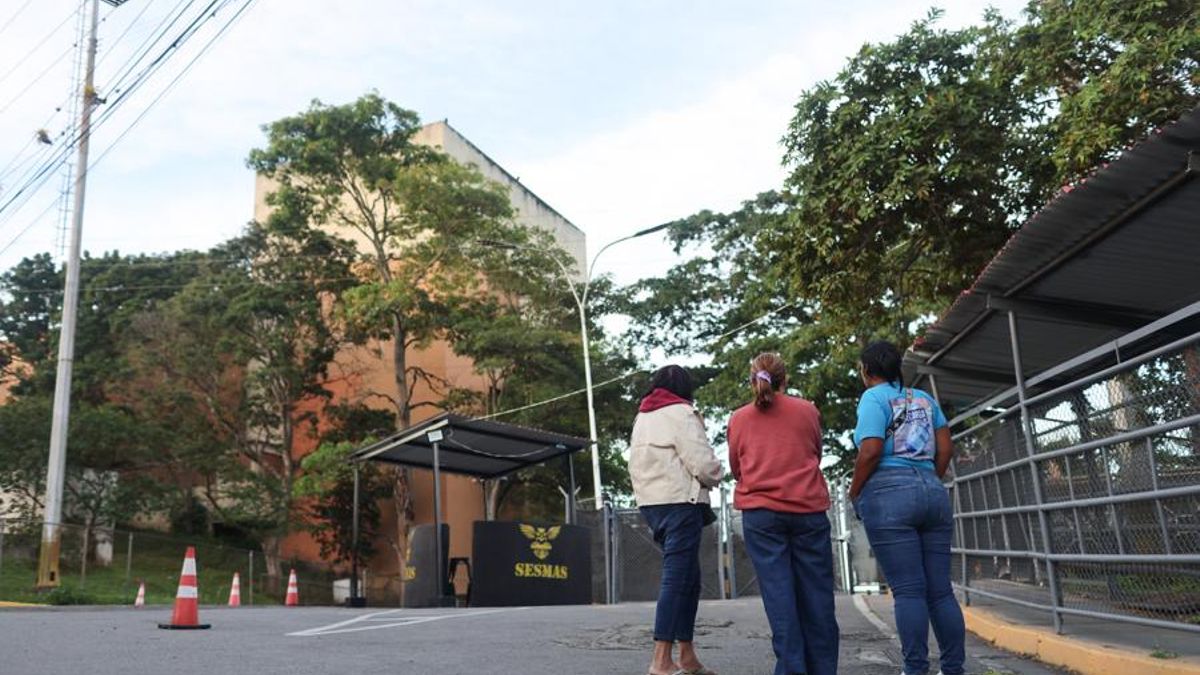 Familiares de presos políticos esperan frente a la cárcel El Rodeo I este lunes, en Caracas.