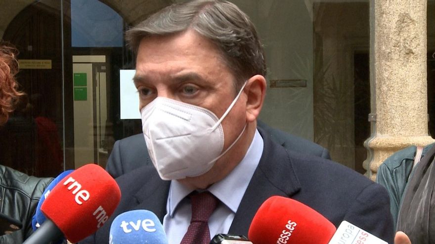 El ministro de Agricultura, Luis Planas, atiende a los medios tras participar en un foro en Cáceres.