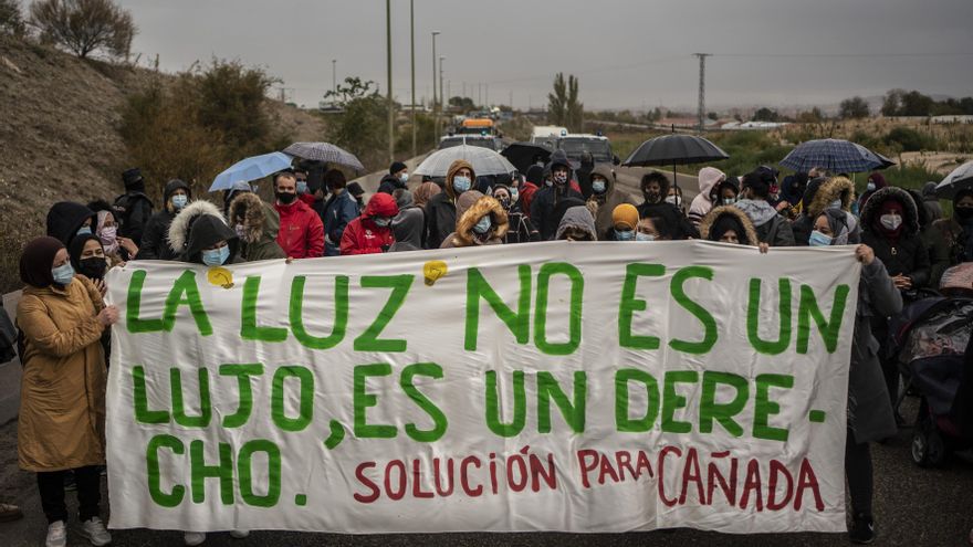 "La luz no es un lujo, es un derecho", reza la pancarta de los manifestantes