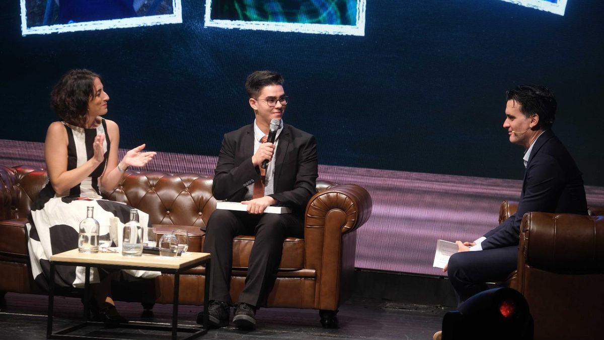 Tadeo Morín, tras recoger el premio, junto a los presentadores de la gala, María Iglesias yJulio Muñoz.
