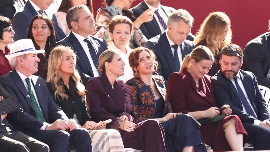 La presidenta de la Junta de Extremadura, María Guardiola (3i); la presidenta de la Comunidad de Madrid, Isabel Díaz Ayuso (3d), y la presidenta del Govern Balear, Marga Prohens (2d), durante el desfile militar por el 12 de octubre de 2026