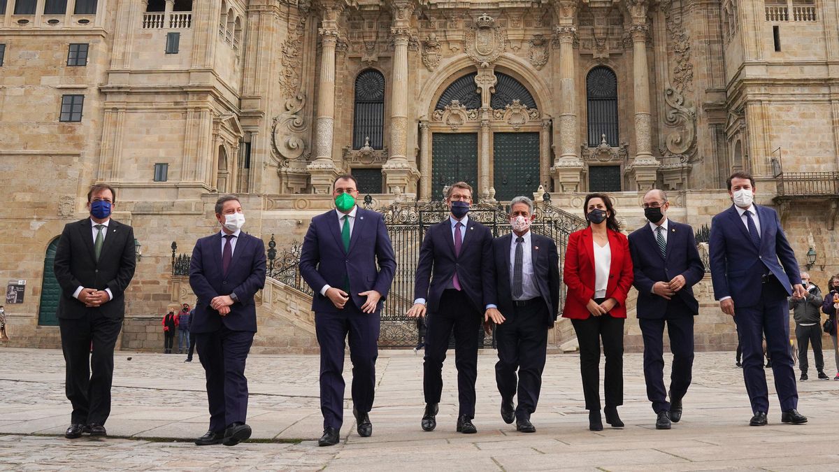 Revilla y otros presidentes autonómicos posan en la Plaza del Obradoiro tras participar en la ‘Cumbre de Santiago de Compostela' sobre el modelo de financiación autonómica