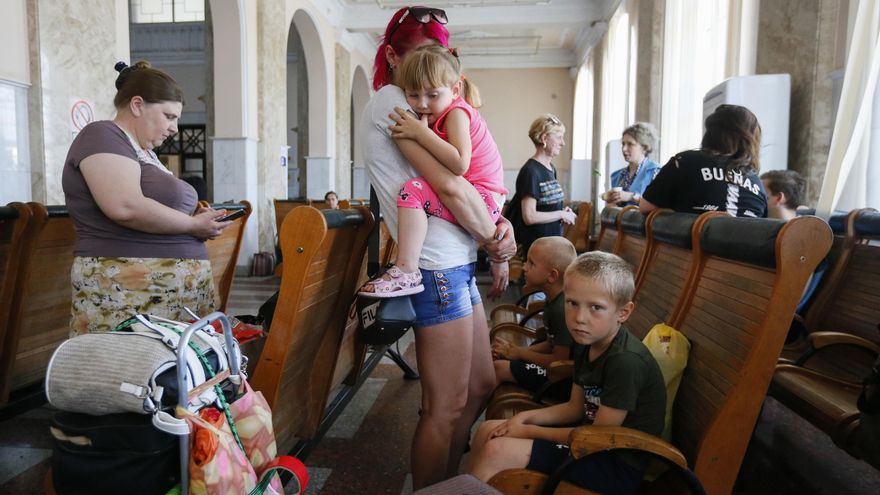 Civiles ucranianos evacuados de la ciudad de Mykolayiv esperan en la estación de tren de Odesa. EFE/EPA/STEPAN FRANKO