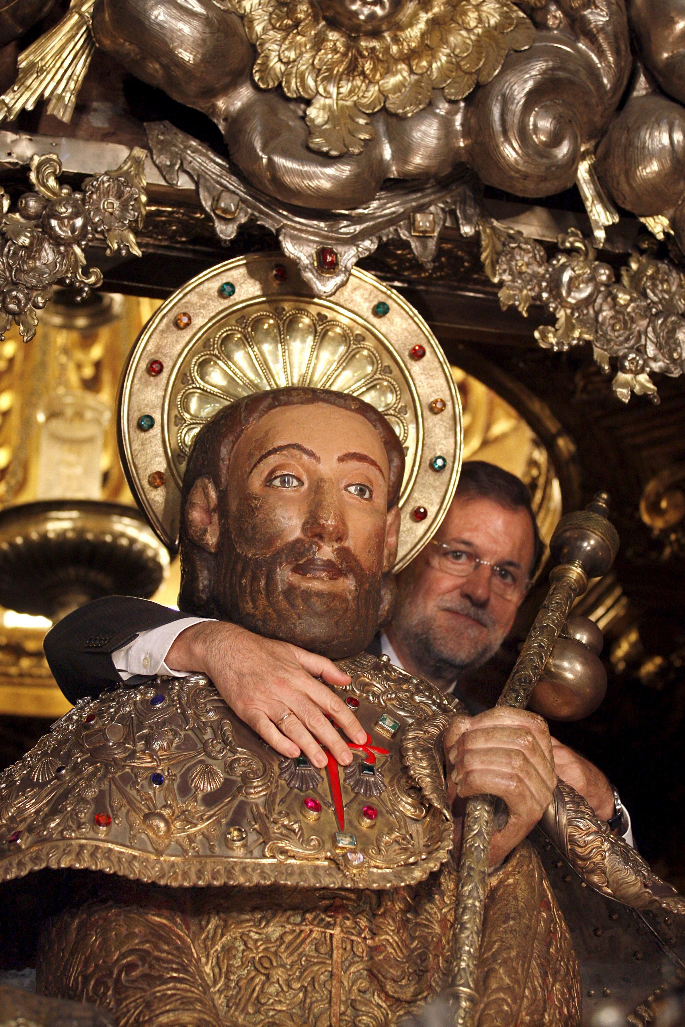 Rajoy abranzdo al Apóstol antes de una reunión de la cúpula del PP en septiembre de 2010 / EFE