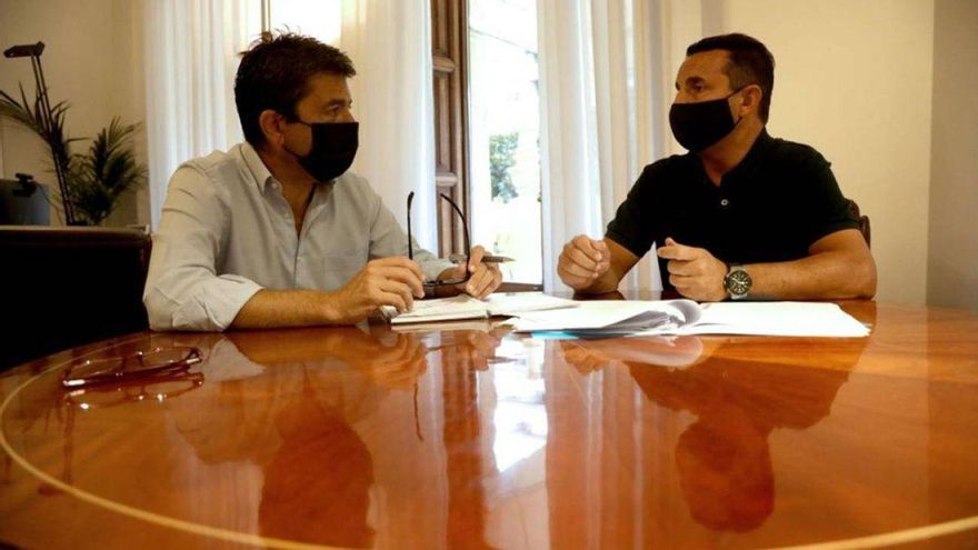 Una jueza imputa al alcalde del PP de La Nucia por saltarse la cola de la vacunación