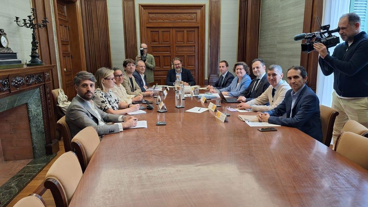Govern y consells acusan al Estado de no aportar soluciones inmediatas a la crisis de los menores migrantes.