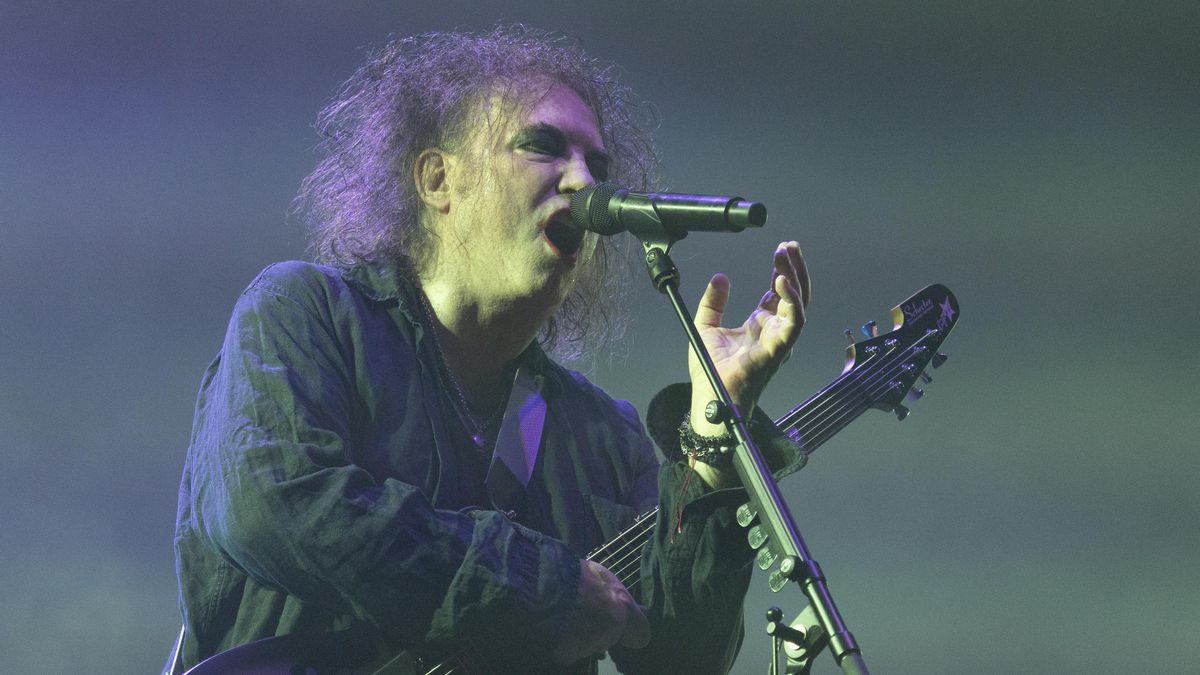 Robert Smith, líder de The Cure, ataca a la FIFA y a Trump por la final del Mundial: “Iros a la mierda”