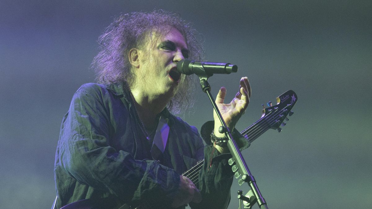 Robert Smith, líder de The Cure, ataca a la FIFA y a Trump por la final del Mundial: “Iros a la mierda”