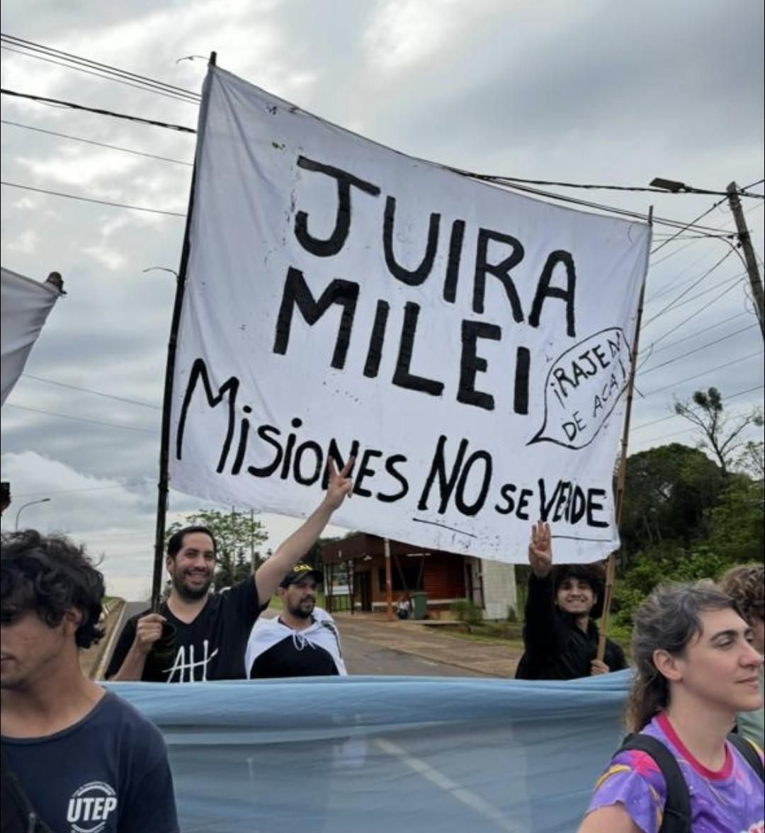 Protestas en Misiones contra la visita de Javier Milei a la provincia.