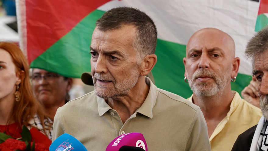 El coordinador federal de Izquierda Unida, Antonio Maíllo atiende a los medios. A 7 de octubre de 2025 en Málaga, Andalucía (España).