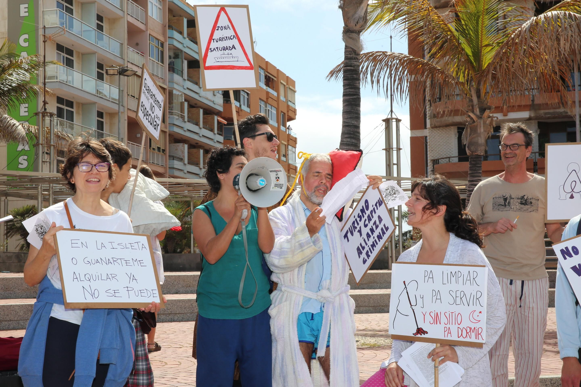 Asistentes en la protesta contra el alquiler vacacional de Las Palmas de Gran Canaria