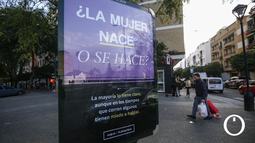 Denuncian en Córdoba una campaña de una asociación católica que señala a las personas trans