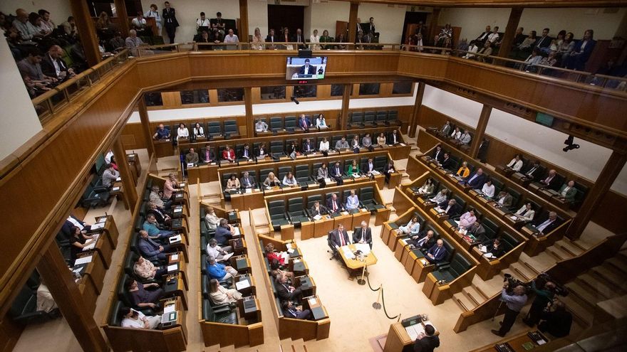 Urkullu se ausenta del inicio de la investidura y Pradales se muestra "con ganas" de ser lehendakari de Euskadi