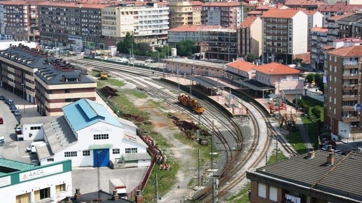 Imagen aérea de la estación de tren de Torrelavega. | ARCHIVO