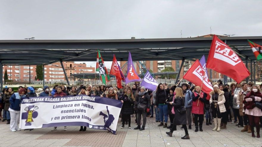 Primer día de paro en la limpieza de Osakidetza con cargas policiales y dos detenidos
