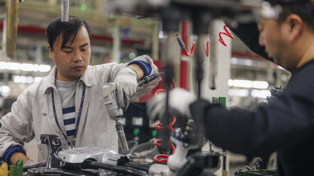 Un trabajador chino en una factoría
