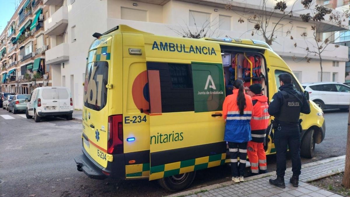 Los sanitarios atienden a un afectado por el incendio de vivienda en la calle Pintor Montserrat.