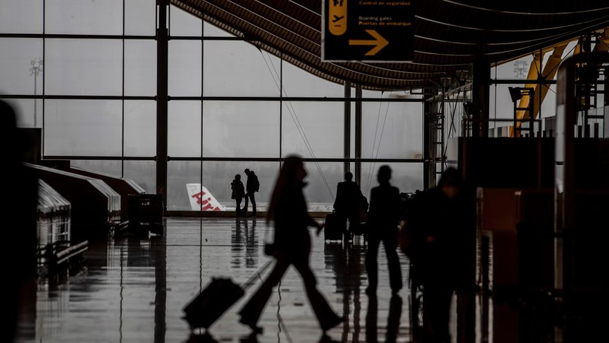 Vista del transito de viajeros por la T4 del Aeropuerto Adolfo Suarez Barajas en Madrid. EFE/Rodrigo Jiménez/Archivo