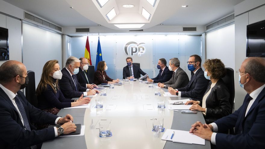 El PP acota el pacto con Vox a Castilla y León mientras Abascal presiona para extenderlo a toda España