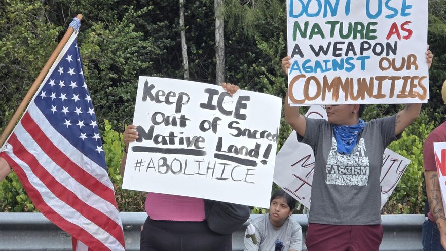 Protestas reciben a Trump durante su visita al centro Alcatraz para migrantes en Florida