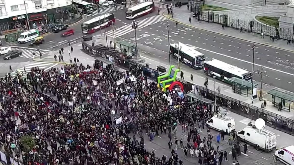 Fuerzas federales saturan una protesta de personas con discapacidad que reclaman contra el veto de Milei