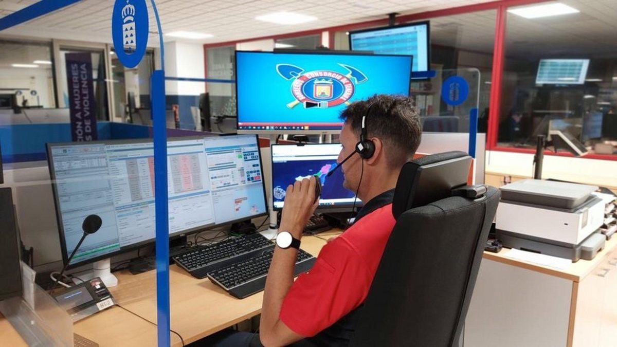 Los bomberos trabajan en el control de un vertido de gasoil tras volcar un camión en Tenerife