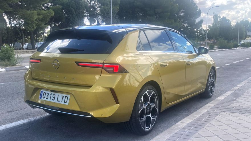 El Opel Astra 1.2T mide 4,36 metros de largo y no llega a 1.400 kilogramos de peso.