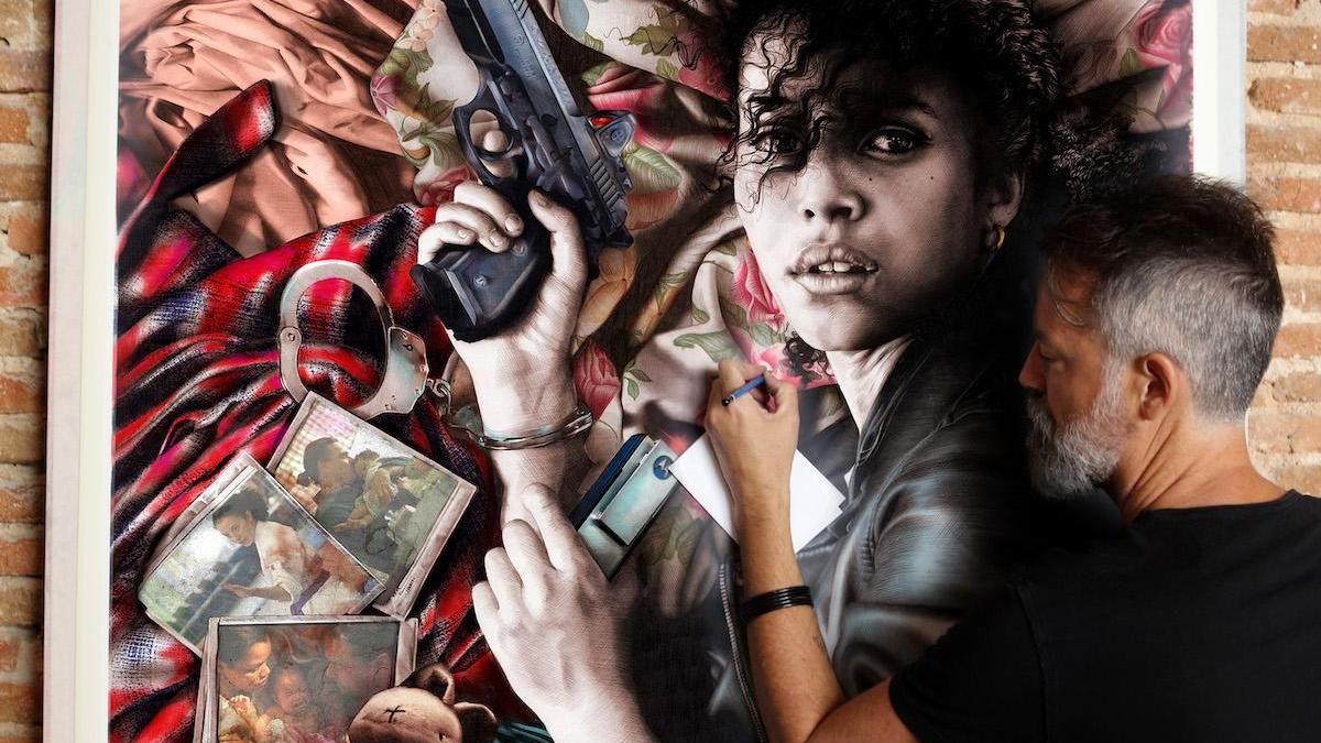 El artista Gabriel Moreno, junto al cartel que ha diseñado para 'One battle after another'